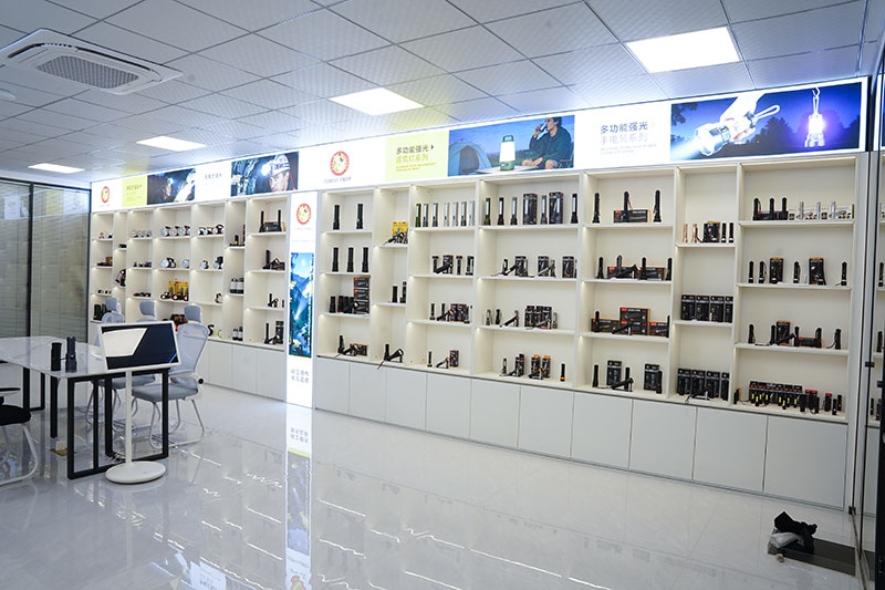 Paano Pumili ng Maaasahang China LED Flashlight Manufacturer para sa OEM Projects?